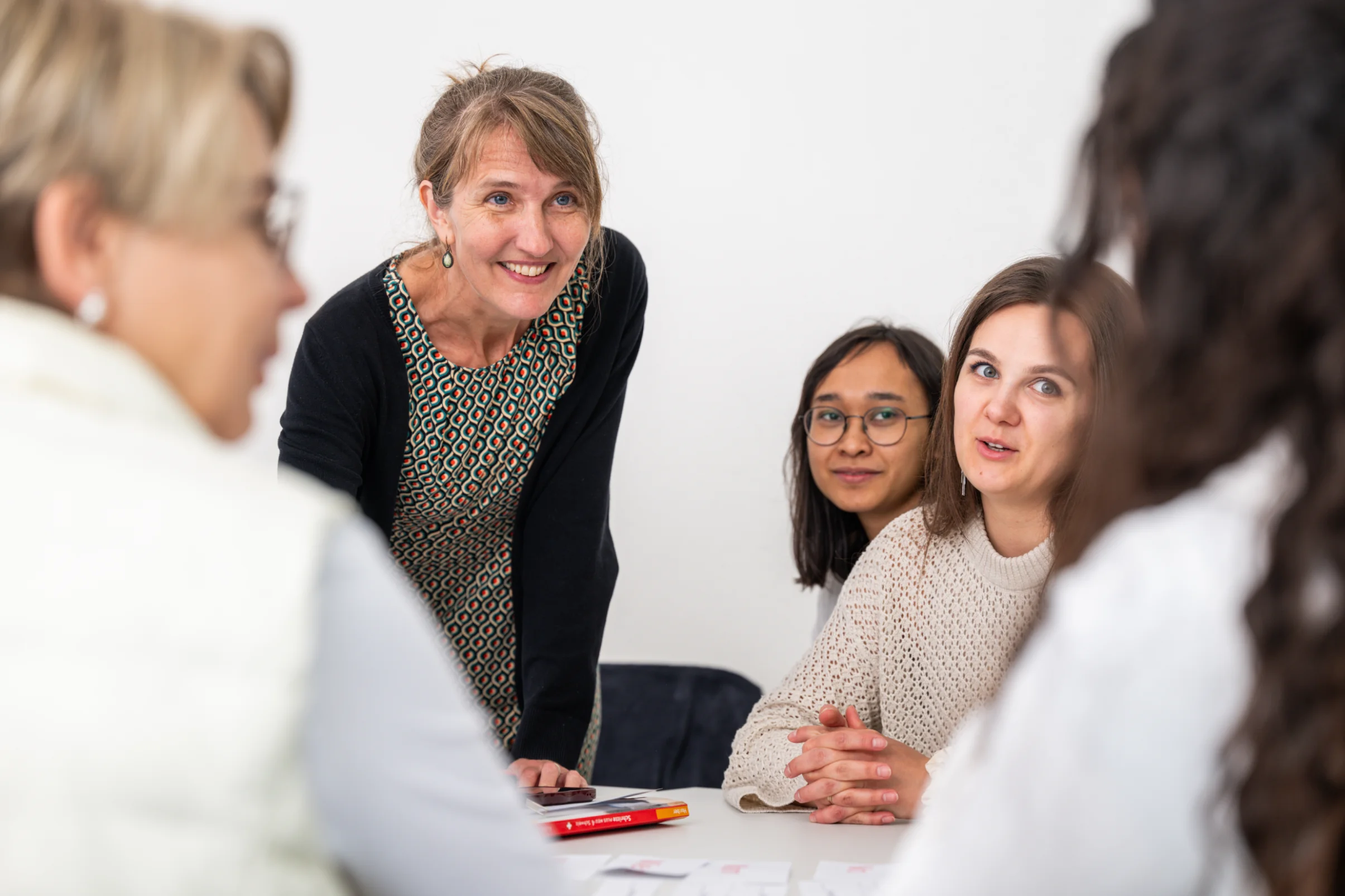 Sprachlehrperson die Deutsch unterrichtet für eine Gruppe